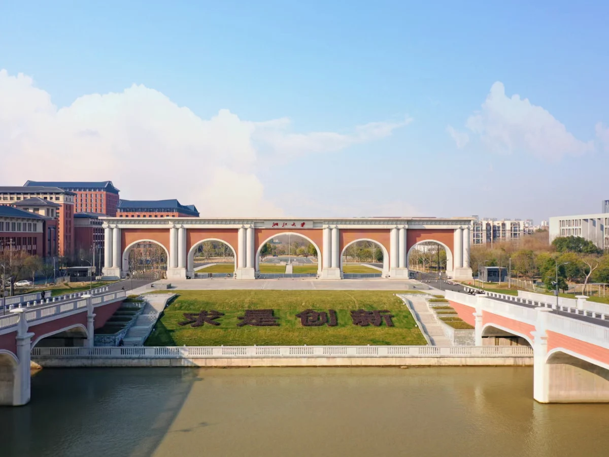 Dr. Ronnie Fang joins the School of Pharmacy at Zhejiang University